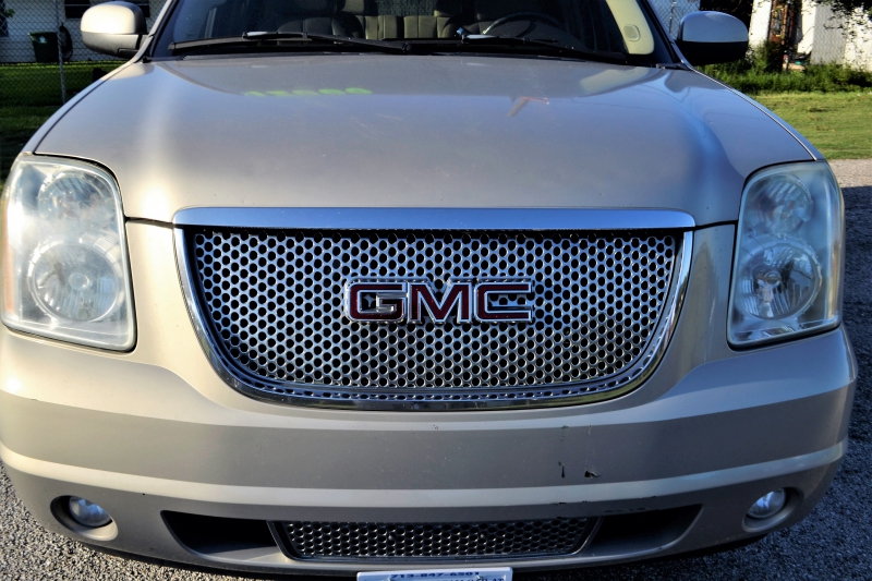 concession-LES ARCS-min_gmc-yukon-truck-grill-2828425